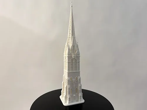 3D-prinditud neogooti kiriku torni makett valgest PLA-st, valminud 3DCrafti töökojas Tallinnas