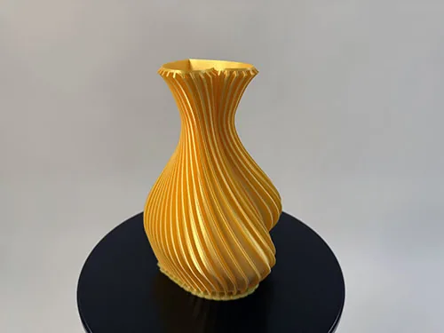 3D-prinditud kuldne spiraalvaas läikivast silk PLA materjalist