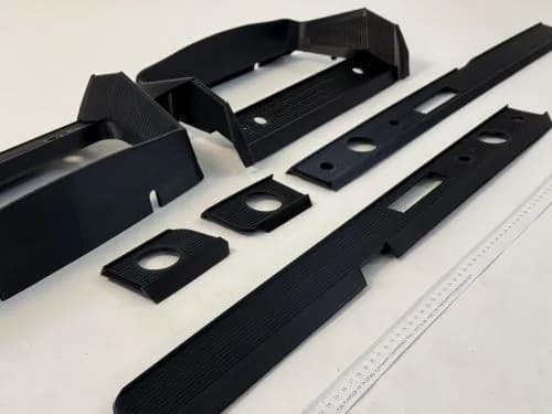 3D-prinditud vanaauto armatuurlaua liistud ja katted restaureerimiseks, mõõdud kontrollitud joonlauaga
